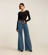 Suéter color crema de tricot con cuello redondo y manga larga.