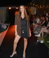 Blazer sastrero de color marrón, con corte estructurado, solapas clásicas y mangas largas. Presenta un diseño versátil de largo a la cadera, ideal para elevar outfits casuales o formales.