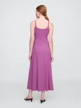 Vestido midi de punto acanalado color crema, con breteles finos y corte ajustado.