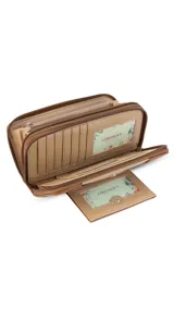 Billetera larga de diseño combinado en tonos terracota y beige, confeccionada en material sintético con textura tipo gamuza y lisa. Cuenta con cierre perimetral, solapa frontal con broche a presión y visor para documentos, además de múltiples compartimentos internos para tarjetas, billetes y monedero con cierre.