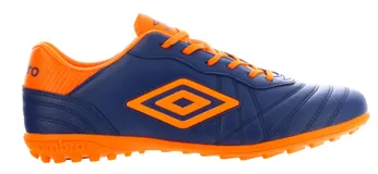 Championes de fútbol Umbro modelo Touch TF, diseñados para cancha de césped sintético. Presentan un diseño bicolor en blanco y negro, con el logo de la marca en el lateral y lengüeta. Cuentan con cierre de cordones y suela de goma con relieve para mayor tracción.