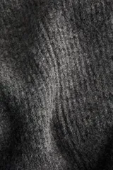 Buzo de punto acanalado en color gris, con escote bote, manga larga y diseño entallado con detalle de peplum en la cintura.