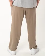 Pantalón de corte recto y estilo oversize, color tostado. Presenta bolsillos laterales y detalle de bordado en la parte inferior de la pierna. Confeccionado en tejido de algodón con elastano.