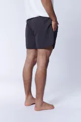 Short de baño estilo runner, color negro liso, con corte por encima de la rodilla y cintura elástica.