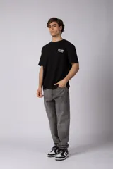 Jean mom de corte holgado color negro, confeccionado en denim de algodón con diseño clásico de cinco bolsillos y tiro medio.