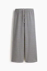 Pantalón de punto suave, con diseño de rayas horizontales, cintura elástica con cordón de ajuste y piernas amplias de corte recto.
