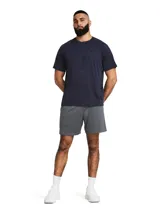 Short deportivo Under Armour de corte estándar, confeccionado en tejido Tech de secado rápido y tacto suave. Presenta cintura elástica con cordón ajustable, bolsillos laterales abiertos y logo de la marca estampado en la pierna derecha.