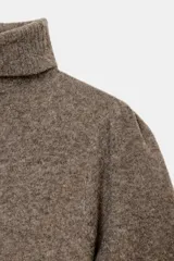 Vestido corto de punto con cuello subido y mangas cortas abullonadas.