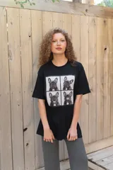 Remera blanca de algodón con estampa frontal dividida en cuatro paneles con fotos de un perro galgo.