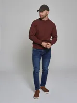 Sweater color borgoña de tejido suave con cuello redondo y calce cómodo.