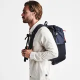 Mochila azul con cierre enrollable, marca Roark, modelo Passenger 2.0, capacidad de 27 litros.