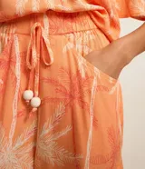 Short de cintura alta con elástico y lazo ajustable, confeccionado en viscosa con estampado de cocoteros.