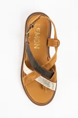 Sandalias planas de cuero para mujer, con suela track y tiras cruzadas multicolores en tonos marrón, negro y plateado texturizado, con sujección para el dedo y tira ajustable en el talón.