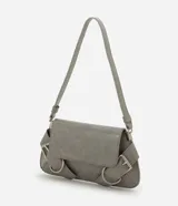 Cartera modelo baguette de tamaño pequeño, con formato estructurado, tapa delantera y detalles de hebillas decorativas. Cuenta con asa para hombro e interior forrado con compartimento.