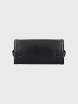 Clutch Balmain modelo B-Buzz, confeccionado en cuero negro con herrajes metálicos dorados. Presenta un diseño estructurado con cierre frontal tipo solapa, logo B metálico y detalles de correas laterales con broches grabados.