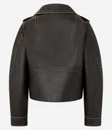 Campera estilo biker de cuero sintético color negro, con cuello solapa, cierre frontal asimétrico, bolsillos laterales con cremallera y detalles de botones metálicos en hombros y solapas.