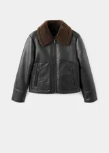 Chaqueta efecto piel de color negro con diseño oversize, cuello camisero y forro interior de borreguito marrón. Cuenta con cierre frontal de cremallera, manga larga y dos bolsillos de parche laterales.