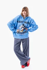 Canguro hoodie celeste con estampado de Mickey Mouse y texto "Original Since 1928".