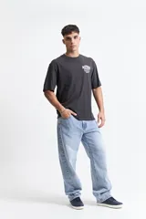 Remera blanca de algodón, corte oversize, manga corta y cuello redondo.