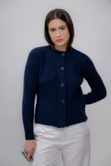 Cardigan marrón claro de punto con cuello redondo y cierre frontal con botones.