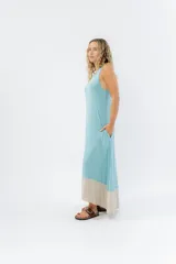 Vestido largo negro con base blanca, de corte suelto y sin mangas.