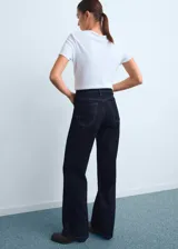 Jeans Danila de corte wide leg, tiro alto y color azul oscuro, con diseño clásico de cinco bolsillos, trabillas y cierre frontal con cremallera y botón.
