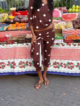 Capri de lanilla con estampado de lunares blancos sobre fondo marrón, cuenta con cintura elástica y un lazo lateral para anudar a la cadera.