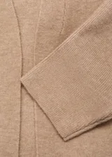 Abrigo largo de tejido de punto en color beige, con diseño recto, cuello solapa y manga larga. Presenta un corte abierto sin cierre frontal.