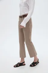 Pantalón jean negro de tiro medio y corte flare, con bolsillos laterales y traseros.
