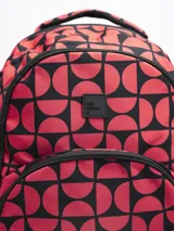 Mochila negra con tres compartimentos con cierre y dos bolsillos laterales abiertos con elástico.