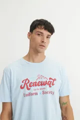 Remera negra con estampado frontal con la frase "Sense of Renewal" y un dibujo de montañas.