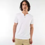 Remera blanca de manga corta con cuello tunecino y tres botones frontales.