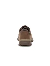 Zapato Caterpillar modelo Threshold Low, color marrón, de cuero con cordones, suela de goma con tracción y logo CAT en el lateral.