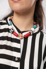 Collar de cuentas multicolor confeccionado con piezas artesanales en tonos rojos, blancos, negros, celestes y piedra natural.