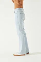 Jean oxford de tiro medio, color azul oscuro, confeccionado en denim.