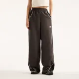 Pantalón de jogging New Balance modelo Trackside, color gris oscuro, con cintura elástica, bolsillos laterales y líneas ribeteadas en color blanco en los laterales. Presenta el logo de la marca bordado en el muslo izquierdo.