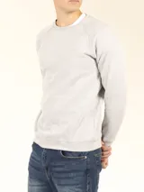 Sweater básico de algodón frizado color bordó, con cuello redondo, puños y ruedo elastizados.