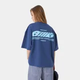 Remera oversize de color azul, confeccionada en algodón puro, de manga corta y cuello redondo acanalado. Presenta un amplio estampado gráfico en la espalda en tonos celestes con inscripciones tipográficas.