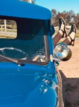 Sandalias chatas de cuero negro con tiras y hebilla al tobillo.