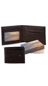 Billetera de cuero color marrón claro, con interior que incluye visor, tarjeteros y doble compartimento para billetes.