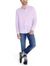Camisa de manga larga de lino orgánico para hombre, de marca RKF, color rosado. Presenta un diseño clásico y limpio, sin bolsillo en el pecho, con cierre frontal de botones y sutil logo bordado al tono.