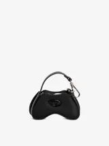 Minibolso accesorio Diesel Play Charm de color negro con acabado brillante, diseño con forma de control de videojuegos, logo Oval D metálico, espejo integrado y gancho superior tipo llavero.