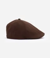 Gorra de sarga color marrón con diseño clásico de seis paneles y cierre elástico en la parte posterior.