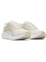 Championes de running Under Armour modelo W Ascend, color beige con detalles en blanco. Presentan una parte superior de malla transpirable y liviana, con entresuela Charged Cushioning para mayor amortiguación y respuesta.