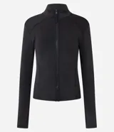 Campera deportiva Get Over de ajuste entallado, confeccionada en microfibra con malla térmica. Presenta cuello alto, cierre frontal con cremallera, mangas largas con orificio para pulgar y bolsillos laterales con cierre.