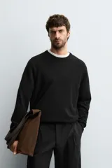 Jersey de punto de cashmere con corte regular fit, cuello redondo y manga larga. Presenta acabados en rib en puños y ruedo.