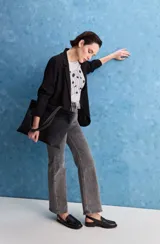 Jean de tiro alto con corte recto, confeccionado en denim con spandex. Presenta un lavado gris oscuro con efecto desgastado, cierre frontal con botón y bolsillos laterales y traseros.