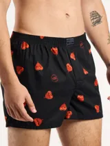 Bóxer Kevingston de algodón blanco con estampado integral de labios rojos. Cuenta con cintura elastizada y etiqueta de la marca en el frente.