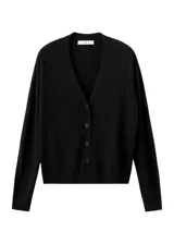 Cardigan de punto fino color negro, de corte recto, con escote en V, mangas largas y cierre frontal de botones.