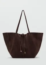 Bolso estilo shopper de piel de serraje color marrón oscuro, con cierre de lazo y botón magnético. Cuenta con doble asa de hombro y bolsillo interior con cremallera.